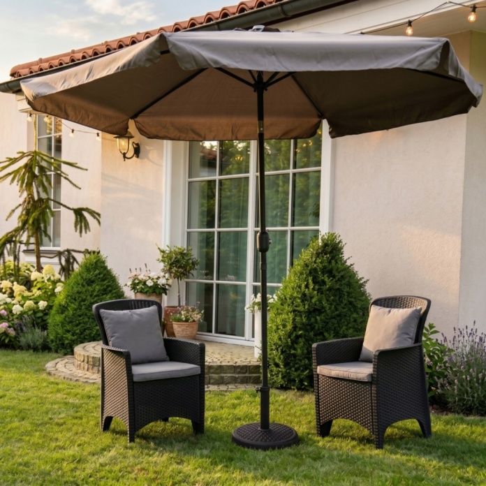 parasol w podstawie w ogrodzie z fotelami ogrodowymi pod parasolem